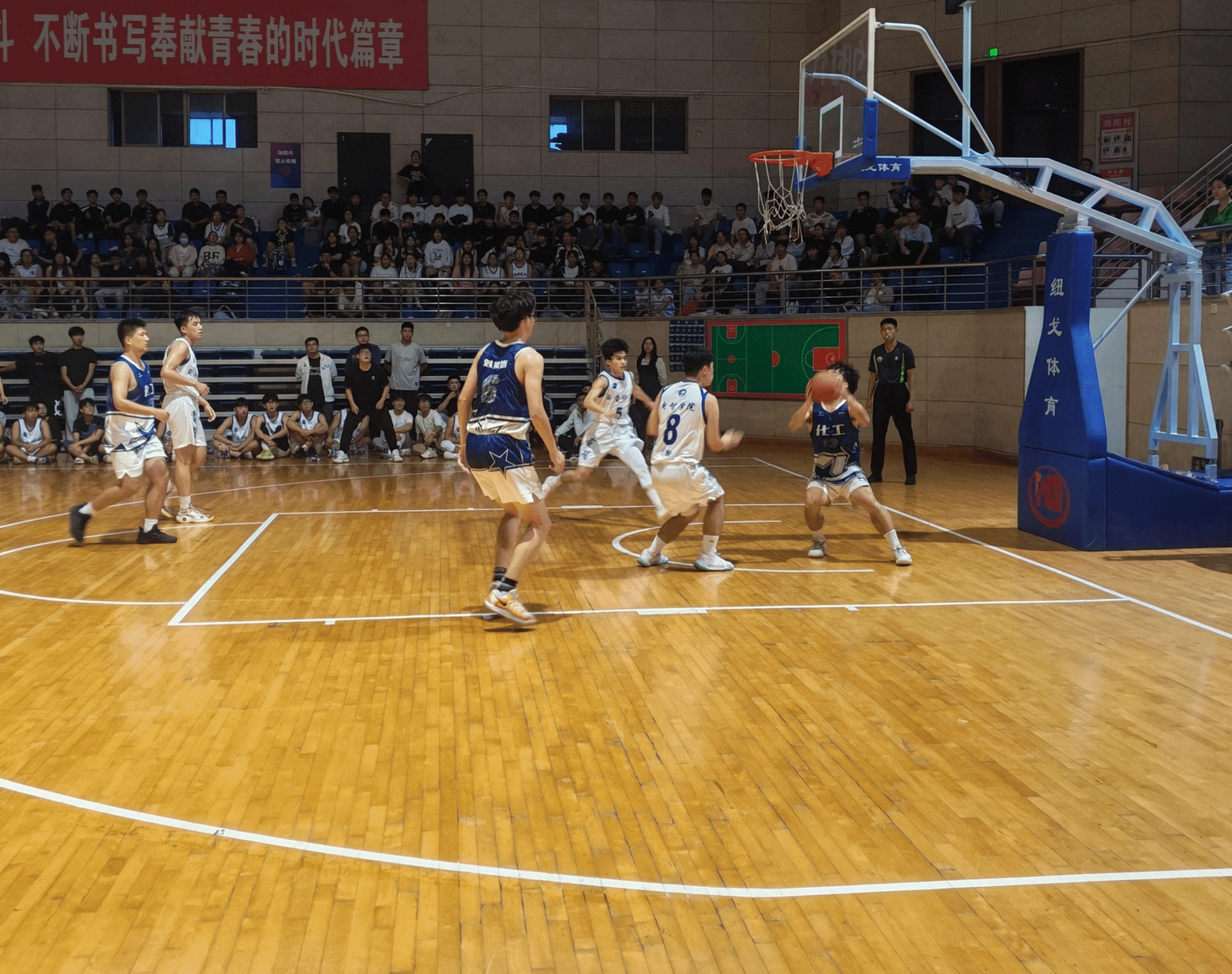 乐鱼体育App-篮球场对战