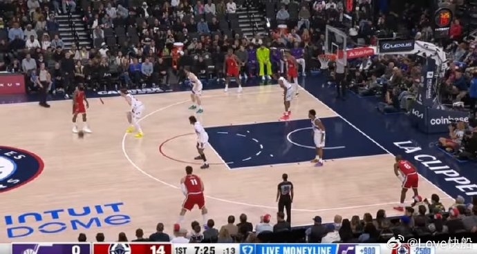 热门篮球赛事直播,球迷狂欢不止一个球员